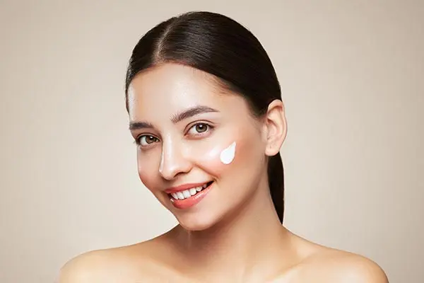 Ragazza con crema viso