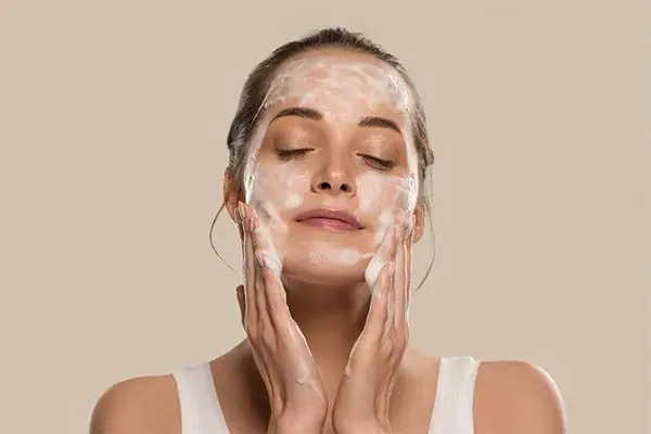 Ragazza con detergente e nutrimento