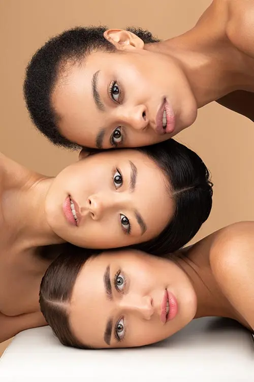 Ragazze con prodotti di bellezza